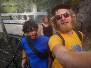 Praktisch und todschick: Ein Selfie-Stick aus Fleisch und Blut samt Haarmonster